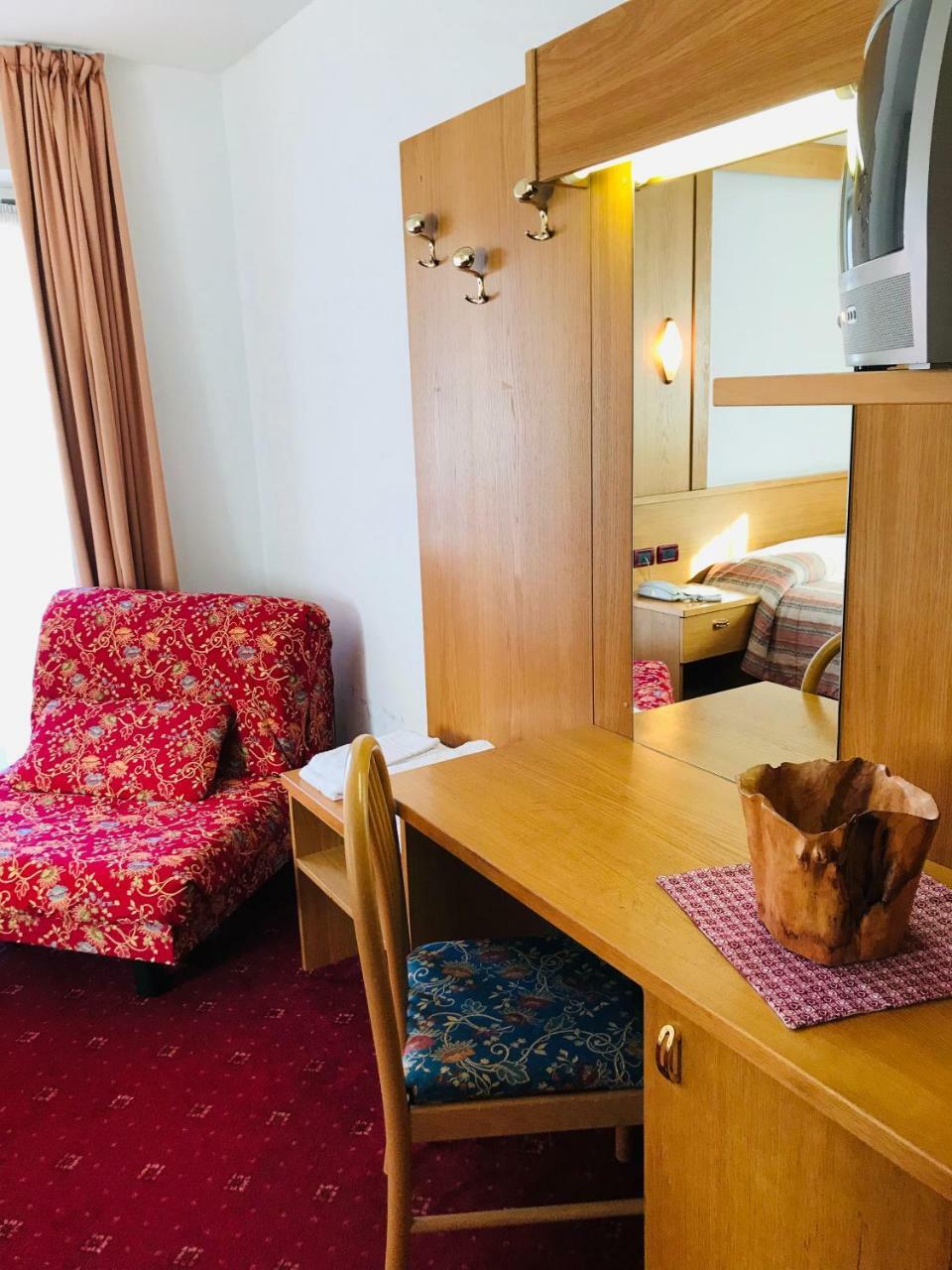 Santoni Hotel